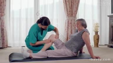 在敬老院为老年妇女做腿部<strong>按摩</strong>的护士